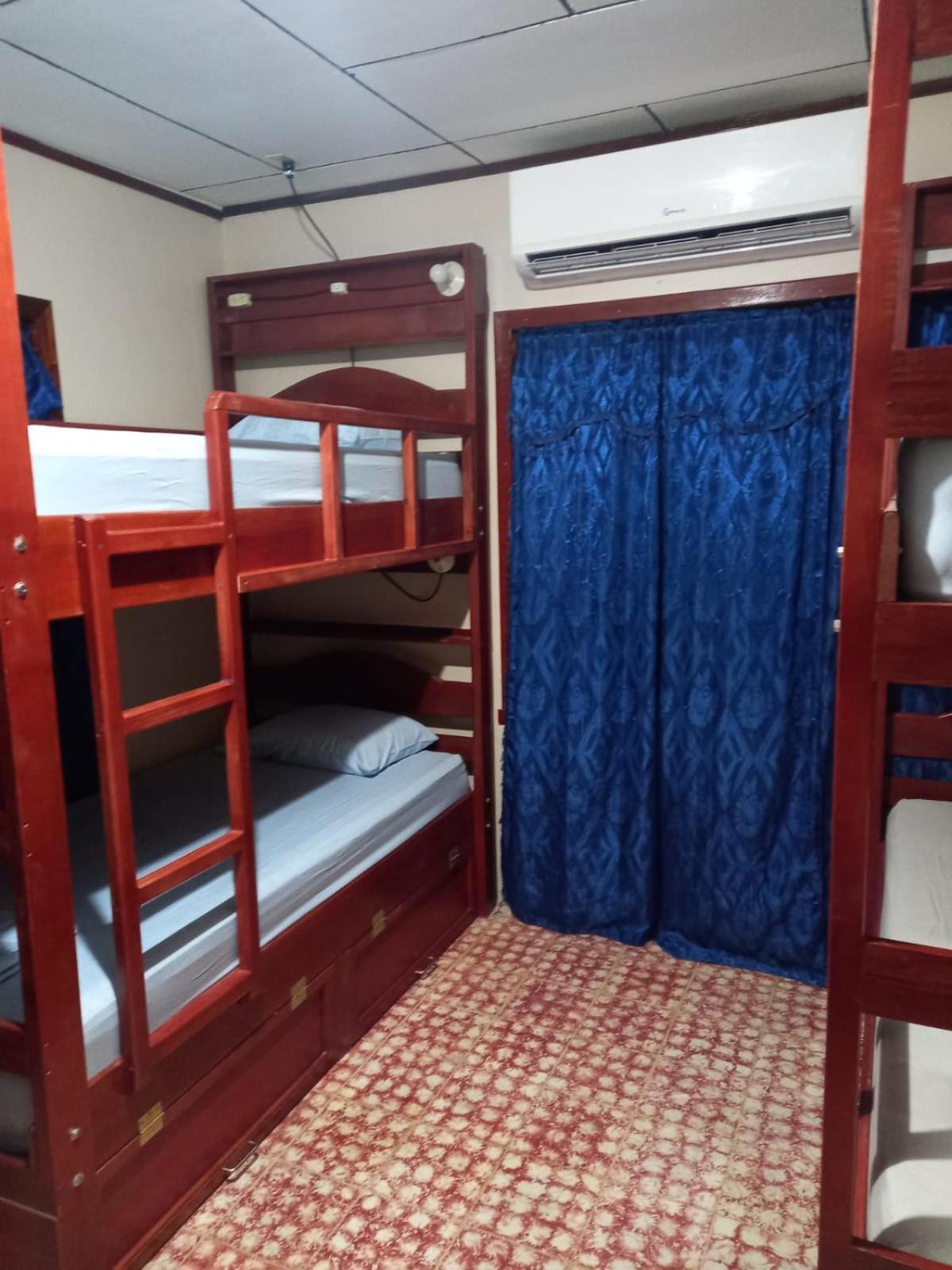 אוטילה Fenix Hotel & Hostel מראה חיצוני תמונה