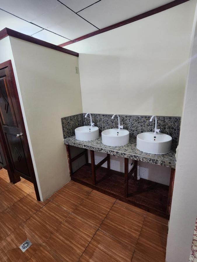 אוטילה Fenix Hotel & Hostel מראה חיצוני תמונה